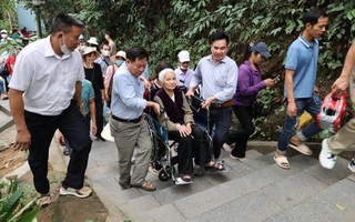 Hai con khiêng mẹ 87 tuổi vượt gần 500 bậc đá lên đỉnh núi dâng hương Vua Hùng