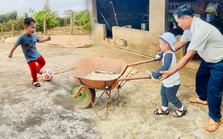 Các gia đình nhỏ về quê nghỉ lễ, cùng con lưu lại kỷ niệm quý giá bên ông bà