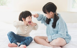 Cha mẹ làm 5 điều sẽ giúp con cái hòa thuận