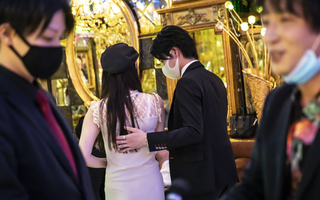 Thầy giáo làm chui tại quán rượu bị bắt do “chèo kéo” nhầm đối tượng, Hội đồng Giáo dục nói gì?