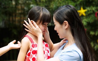 Đăng ký lớp tiếng Anh cho con gái 5 tuổi, nghe con chia sẻ "chuyện vui hôm nay ở trường", bố mẹ vội vàng báo cảnh sát