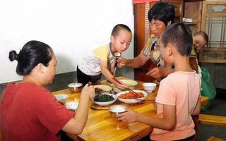 Cho con về quê nghỉ lễ, mẹ 9x muối mặt khi nghe họ hàng thì thầm 1 câu về hành động của con trai mình trong bữa cơm