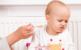 Ép trẻ ăn - Sai lầm làm cho trẻ bị biếng ăn tâm lý