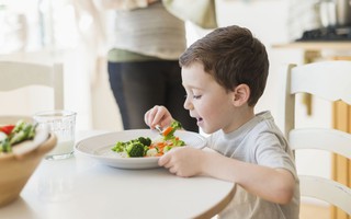 7 mẹo nhỏ giúp con thích ăn rau xanh