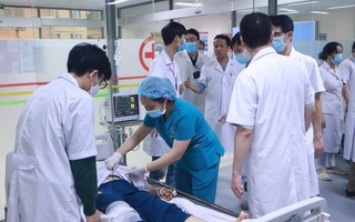 3 tiếng đồng hồ mổ cấp cứu cho cháu bé 3 tuổi bị "xe điên" tông ở Xuân La, Hà Nội