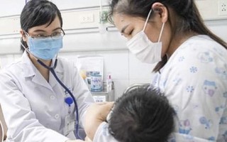 Bố mẹ chủ quan, trẻ sơ sinh mắc thuỷ đậu bị biến chứng viêm phổi nặng