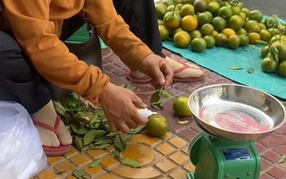 Cảnh tượng dùng keo dán cuống hoa quả ở chợ gây tranh cãi: Dán cho đẹp hay đang lừa dối khách hàng?
