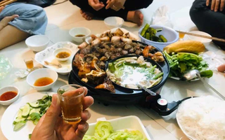 Mâm cơm thịnh soạn nàng dâu chuẩn bị cho nhà chồng nhưng lạ thay không ai ‘dám’ động đũa