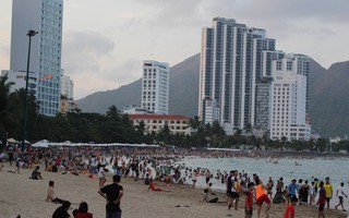 Biển Nha Trang đông kín người, xe ùn ứ trên đường ven biển