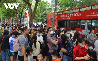Dòng người xếp hàng trải nghiệm xe bus 2 tầng miễn phí