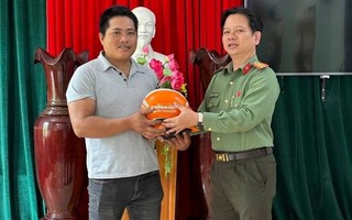 Người đàn ông dũng cảm lao xuống dòng nước chảy xiết, cứu 4 người thoát chết