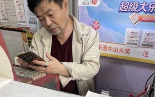 Buộc phải mua lại vé số bị lỗi do bấm nhầm, nào ngờ trúng độc đắc