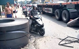 Kinh hoàng cuộn thép nặng hàng chục tấn tuột xích lao xuống đường