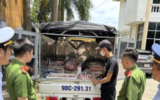 Phát hiện gần 1 tấn chân giò, thịt gà bốc mùi chuẩn bị vào bếp ăn khu công nghiệp