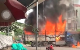 Tài xế dũng cảm lái xe tải đang bốc cháy ngùn ngụt ra khỏi nơi đông người