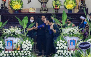 Dòng người khóc thương tiễn biệt 4 bà cháu tử vong trong vụ hỏa hoạn