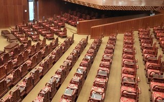 Ghế Đồng Kỵ trong Nhà hát dân ca Quan họ Bắc Ninh làm từ gỗ gì, giá bao nhiêu?