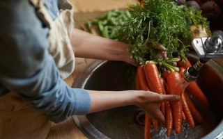 2 kiểu rửa rau nhiều người vẫn làm nhưng "càng rửa càng bẩn"