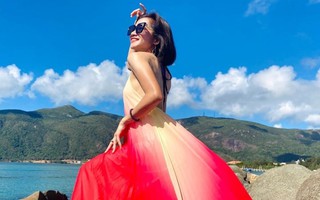 Nữ hoàng điền kinh Nguyễn Thị Oanh: Lúc điệu đà với váy, khi gợi cảm với bikini