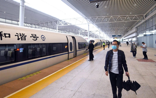 Chàng trai mỗi ngày vượt 100km tới công ty nhưng vẫn lạc quan: Tránh cảnh tắc đường, lời nhất là giảm chi phí thuê nhà
