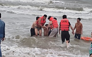Cán bộ công an bất chấp nguy hiểm cứu nhiều du khách