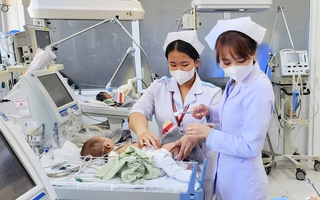 Bé 2 tháng tuổi bị người tình của mẹ bạo hành dã man: Gãy xương đùi khoảng 1 tháng trước