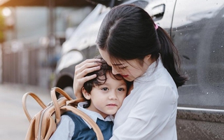 Sự lo lắng thái quá của người mẹ: Con cái yếu đuối, khó tự lập từ đây mà ra