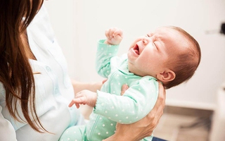 4 kiểu hành vi khó chịu của trẻ lại chứng tỏ bé yêu mẹ rất nhiều 