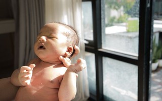5 bước giúp mẹ chăm con 0-6 tháng nằm điều hòa để hạn chế ho, sổ mũi