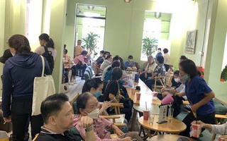 Bị buộc “giữ im lặng”, nhiều khách hàng của Manulife bức xúc