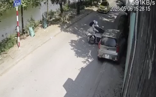 Mở cửa ô tô bất cẩn khiến 2 người đi xe máy thương vong