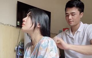 Cảm động hình ảnh chàng trai không chân Tô Đình Khánh gội đầu cho vợ