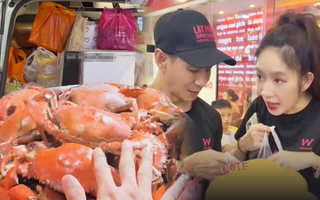 Hơn cả chiến dịch quảng bá phim, ekip "Lật mặt 6" bỗng trở thành hành trình quảng bá đặc sản vùng miền, được tặng cả mâm cua tại rạp phim