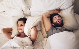 Ngủ sớm hơn bạn đời 90 phút để cứu vãn hôn nhân