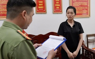 Truyền bá văn hoá phẩm đồi trụy, cô gái trẻ đẹp bị khởi tố