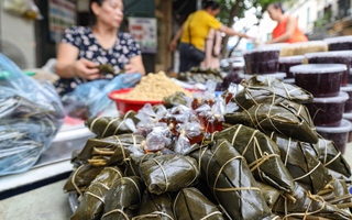 Người Hà Nội sắm Tết Đoan ngọ từ sáng sớm, tiểu thương bán không ngừng tay