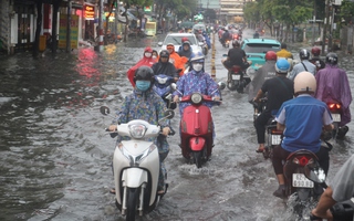 TP HCM mưa mù trời, nhiều nơi xe bơi trong nước