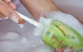 Rửa bình sữa kiểu này chẳng khác nào bé đang nuốt vi khuẩn vào miệng