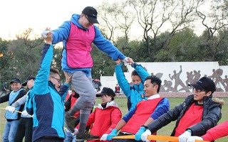 Nhảy bao bố và chụp ảnh tập thể dưới nắng khi đi team building: Nghĩ tới đã thấy sợ!