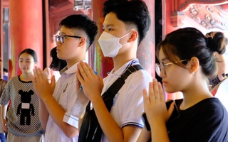 Sĩ tử vượt hàng chục cây số đến Văn Miếu cầu may trước kỳ thi lớp 10