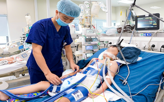 Giành lại sự sống cho bé trai hôn mê sâu do ngừng tim kéo dài vì đuối nước