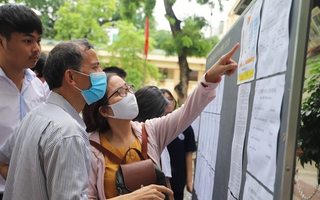 Biết điểm thi vào 10, nhiều phụ huynh cuống cuồng nộp hồ sơ vào trường ngoài công lập cho con