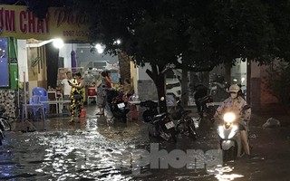Mưa lớn ở Cần Thơ, nước dâng ngập nửa bánh xe
