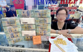 Thực hư một phụ nữ trúng số độc đắc 9 tỷ đồng, rạng rỡ mua vàng bên "đống tiền"