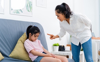 Tại sao cha mẹ la hét lại không hiệu quả trong việc dạy con cái?