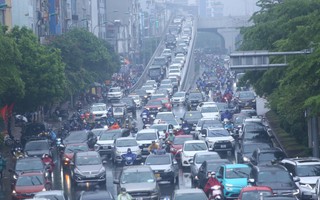 Mưa triền miên sau bão Talim, đường phố ùn tắc hàng giờ
