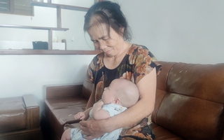 Trẻ chăm con, về già lại chăm đàn cháu mọn