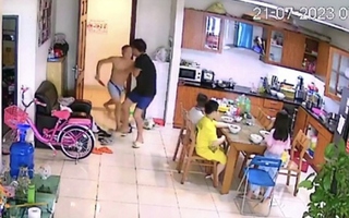 Vụ người đàn ông xông vào nhà tấn công hàng xóm: Báo cáo lên công an quận