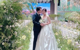 Lộ ảnh hiếm hôn lễ nữ ca sĩ và tài tử kém 10 tuổi, nụ hôn thề nguyện thành tâm điểm