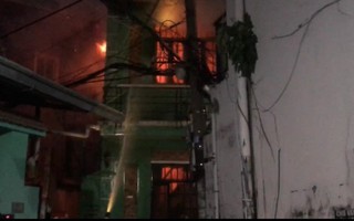 Khống chế ngọn lửa tại căn nhà 2 tầng nằm sâu trong hẻm ở quận Gò Vấp